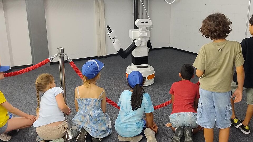 Kinder mit Roboter